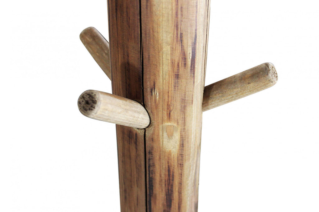 Dettaglio ravvicinato degli innesti in legno e delle venature naturali del pino marrone.