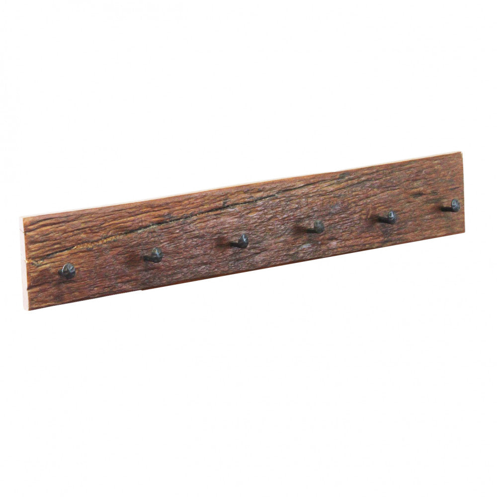 Prospettiva tridimensionale dell'appendiabiti in legno riciclato, mostrando lo spessore e la solidità della struttura.