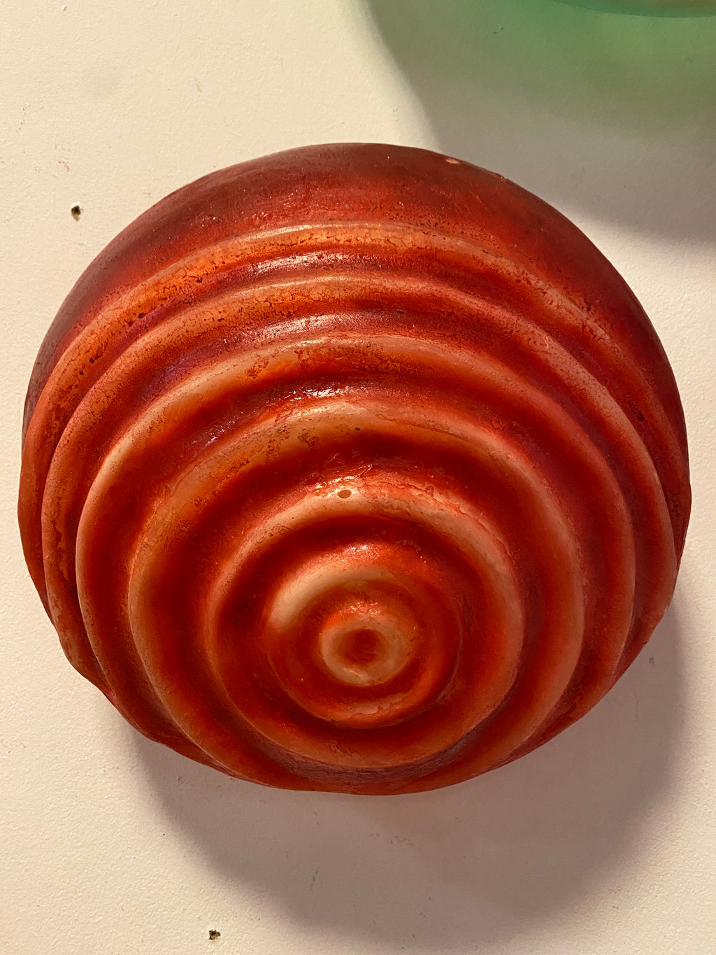 Applique in resina a forma di conchiglia rossa.