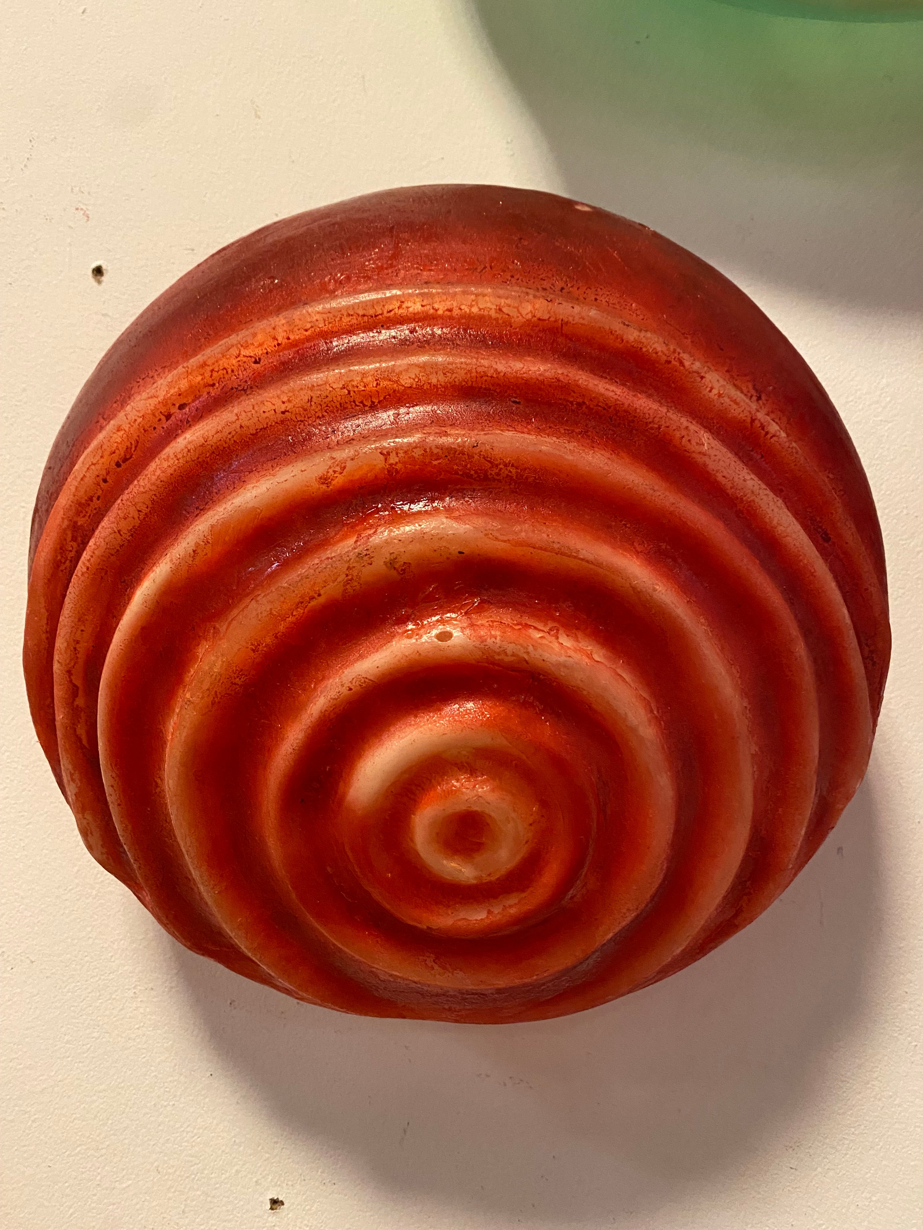 Applique in resina a forma di conchiglia rossa.