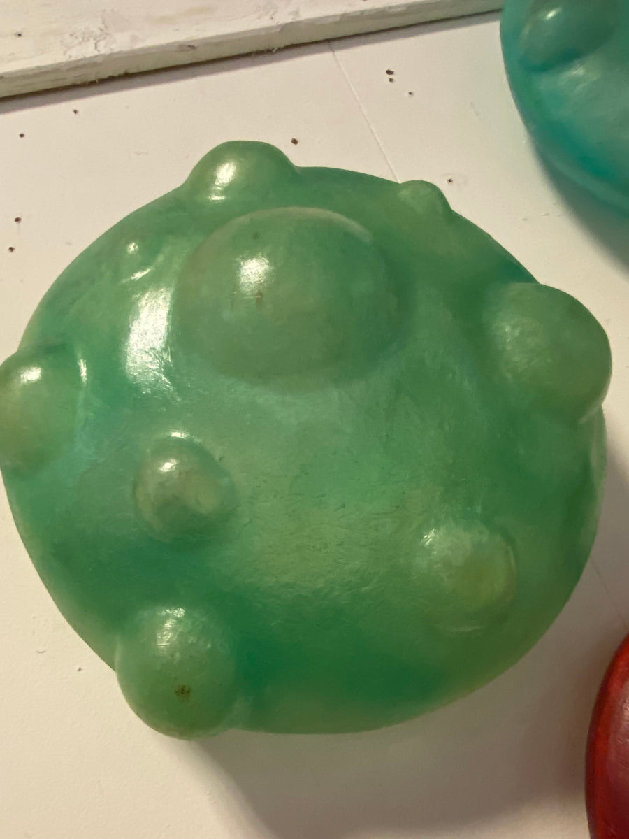 Applique in resina di colore verde.