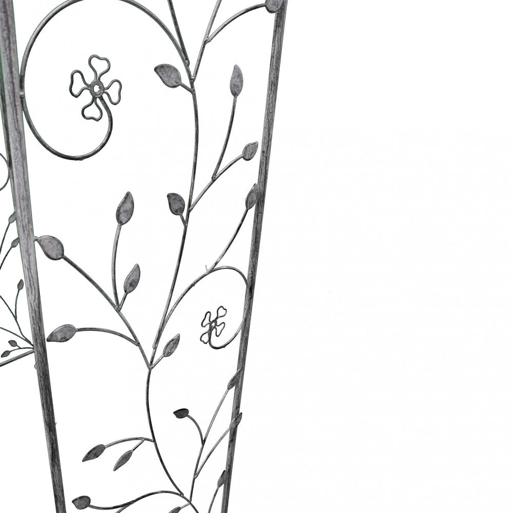 Particolare del pannello laterale dell'arco in acciaio, evidenziando i tralci decorativi con foglie e fiori in metallo.