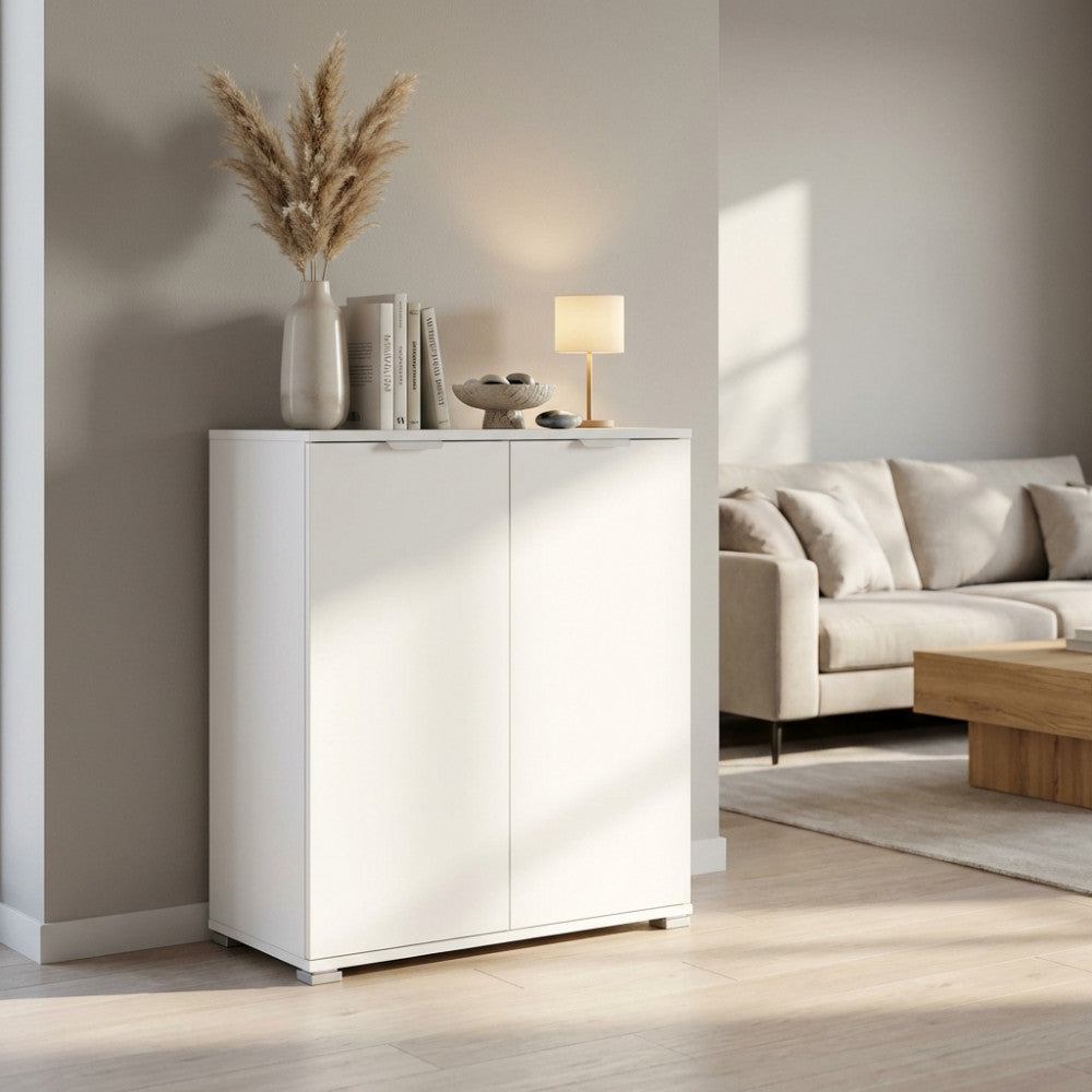Vista angolare dell'armadietto bianco inserito in un salotto dal design contemporaneo.