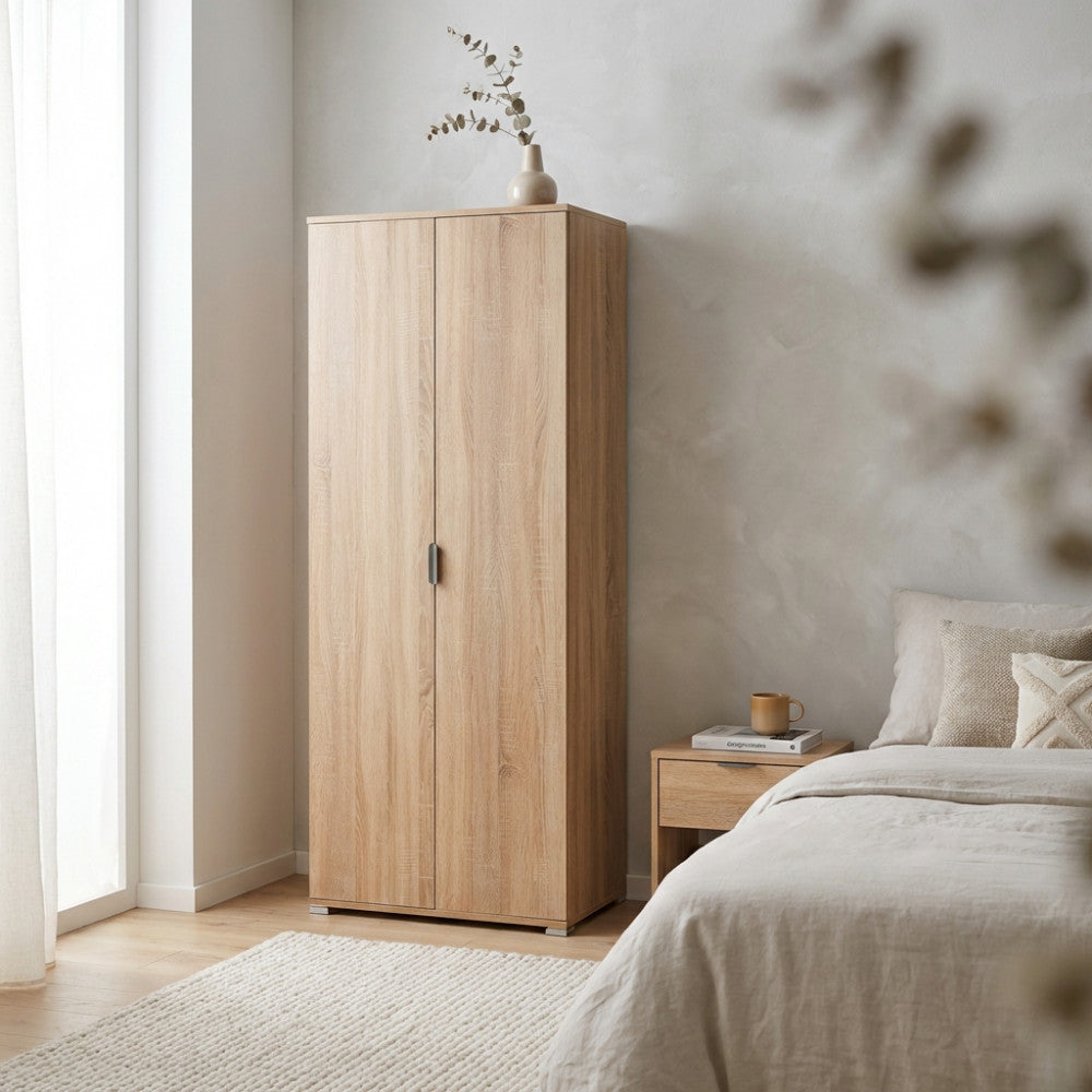 Vista angolare dell'armadio marrone chiaro, che mostra la texture del legno accanto a un letto dal design minimalista.