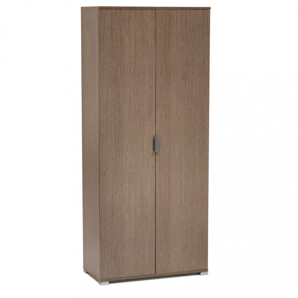 Armadio chiuso con finitura rovere grigio e maniglie minimaliste su sfondo bianco.