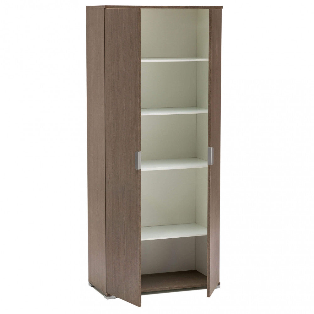 Interno dell'armadio a due ante con ripiani bianchi spaziosi e struttura in rovere grigio.