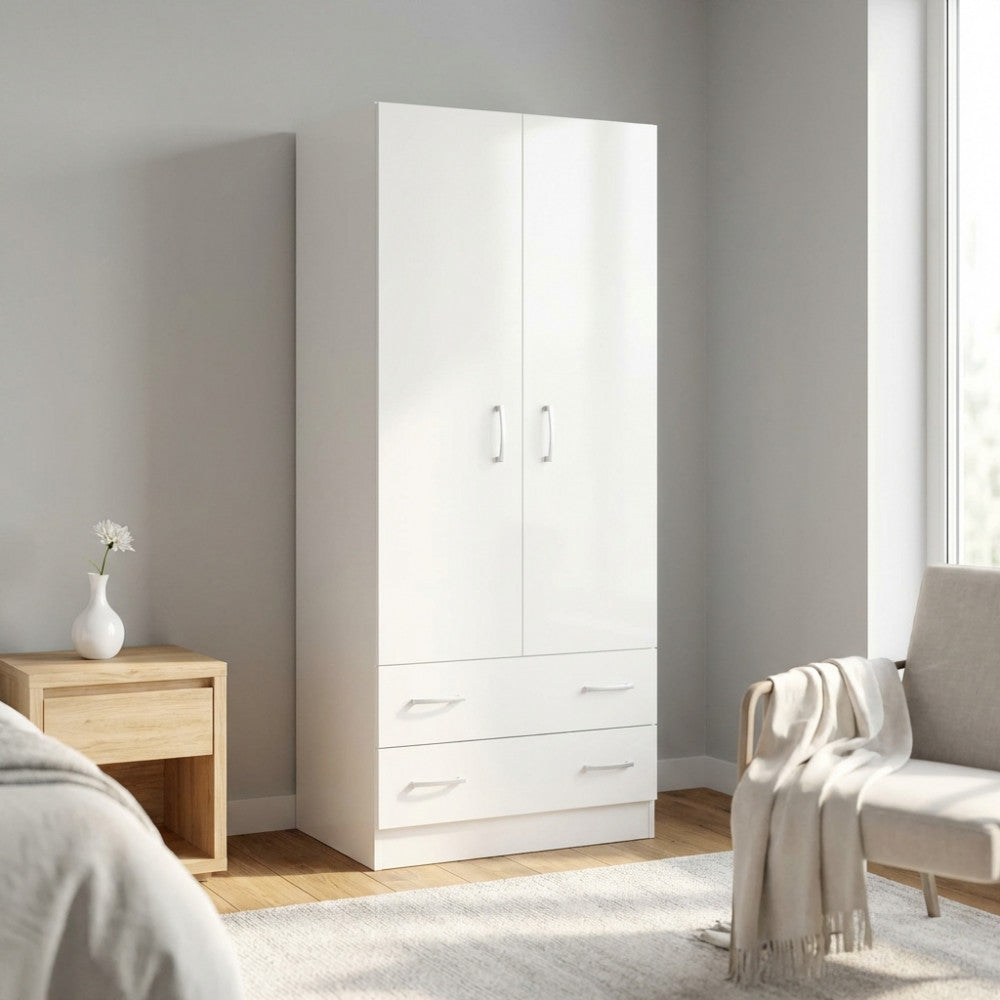 Armadio Pop bianco a due ante e due cassetti, ambientato in una camera da letto luminosa con pavimenti in legno chiaro.