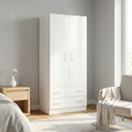 Armadio Pop bianco a due ante e due cassetti, ambientato in una camera da letto luminosa con pavimenti in legno chiaro.