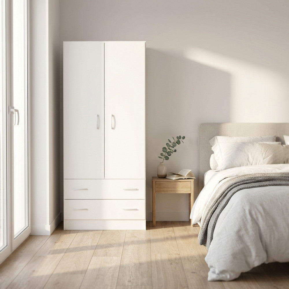 Vista frontale dell'armadio Pop bianco, inserito in una stanza da letto dal design minimalista con luce naturale.