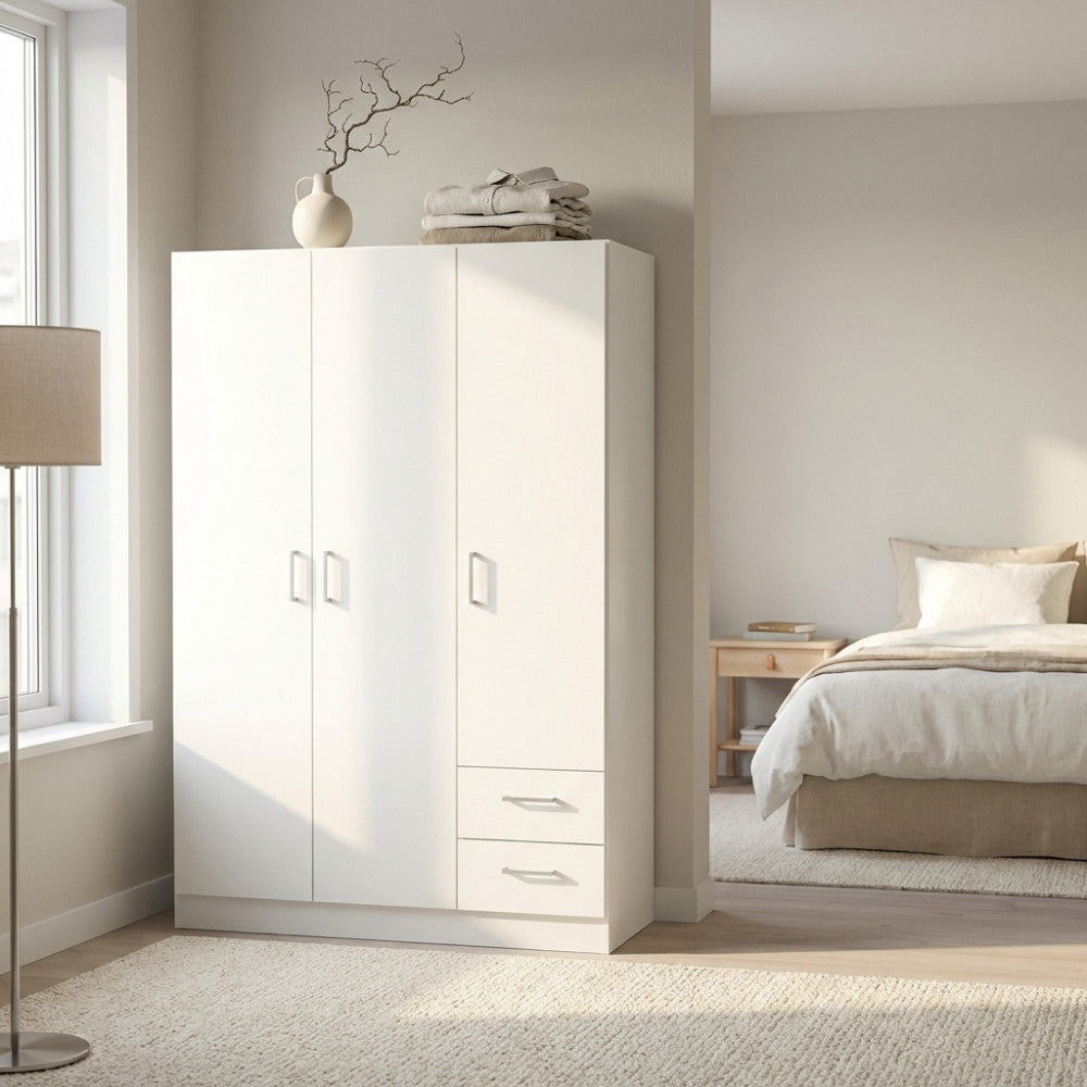 Vista angolare dell'armadio in bilaminato bianco, affiancato da un letto dal design minimalista.