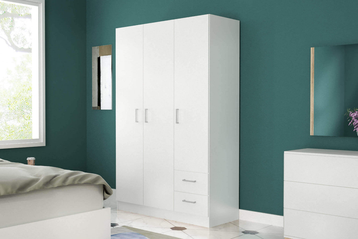 Armadio bianco inserito in una stanza con pareti verde ottanio e pavimentazione in ceramica decorata.