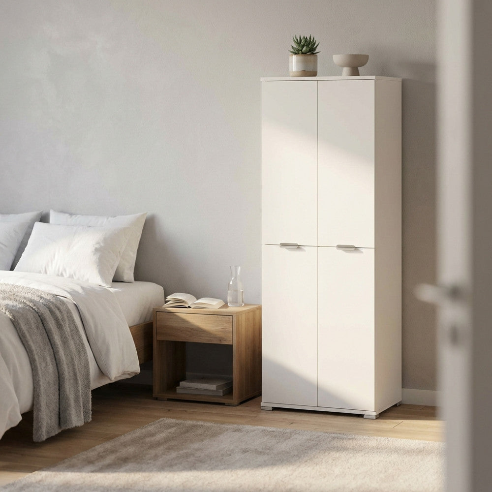 Armadio bianco a quattro ante posizionato in una camera da letto luminosa accanto a un comodino in legno.