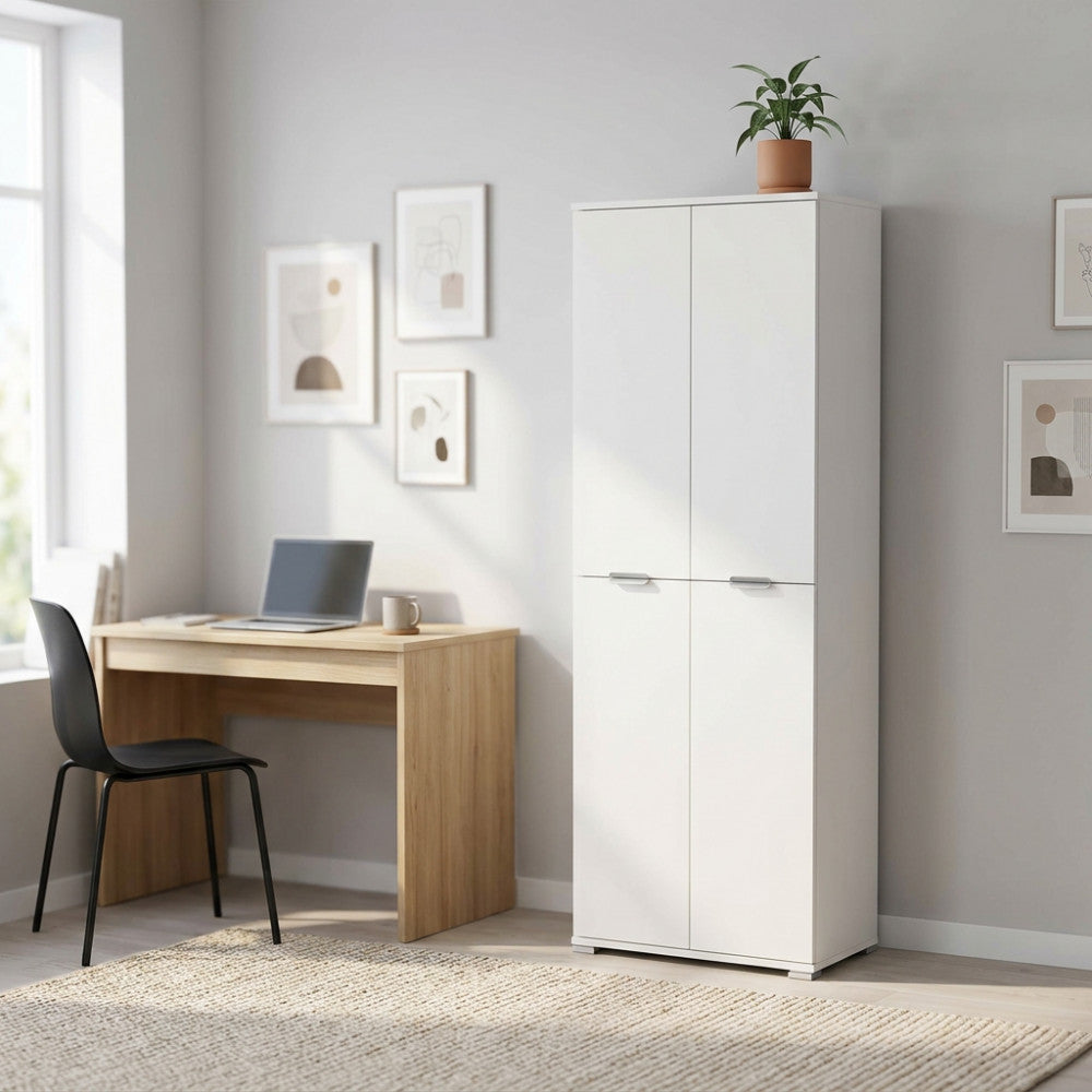 Armadio bianco a quattro ante inserito in una zona studio moderna con scrivania in rovere e sedia nera.
