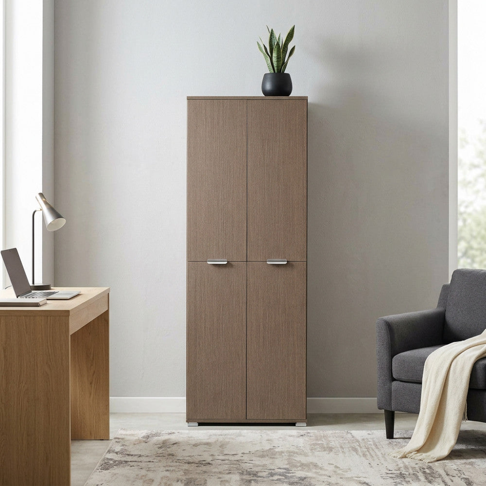 Armadio a quattro ante in rovere grigio ambientato in un elegante ufficio domestico con scrivania in legno e poltrona grigia.