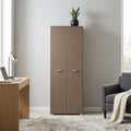 Armadio a quattro ante in rovere grigio ambientato in un elegante ufficio domestico con scrivania in legno e poltrona grigia.