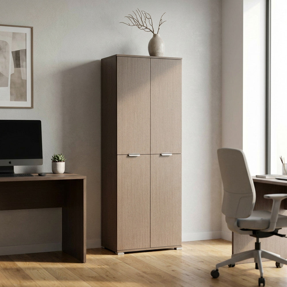 Vista angolare dell'armadio contenitore in rovere grigio, illuminato da luce naturale in uno studio dal design contemporaneo.