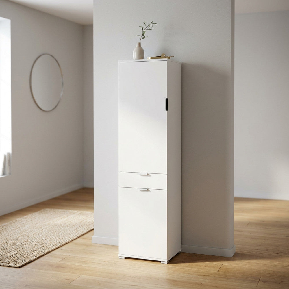 Armadio bianco di design inserito in un contesto minimalista con specchio circolare e pavimentazione in legno.