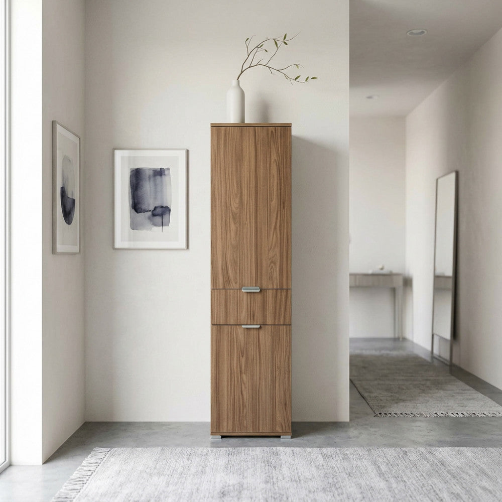 Armadio MR805050 chiuso, posizionato in un ingresso luminoso con pareti bianche, tappeto grigio e decorazioni minimaliste.