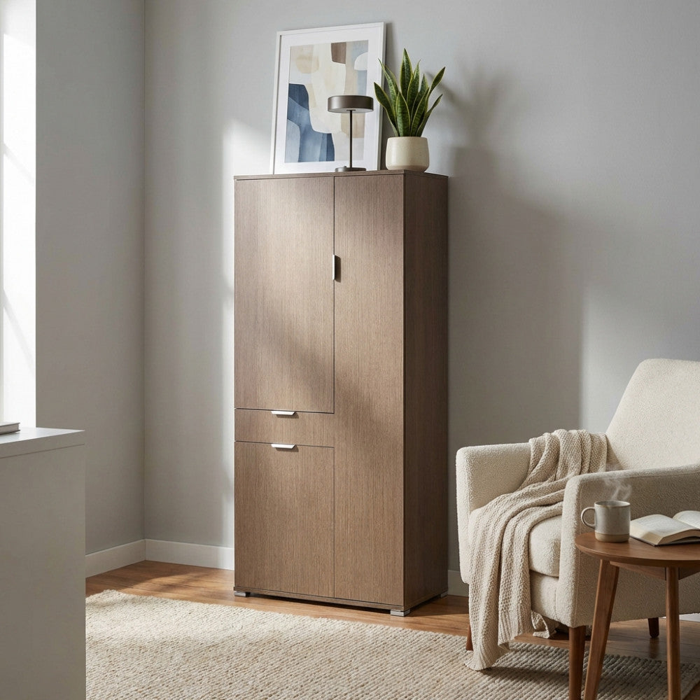 Armadio MR805047 in rovere grigio ambientato in un salotto luminoso con poltrona chiara.