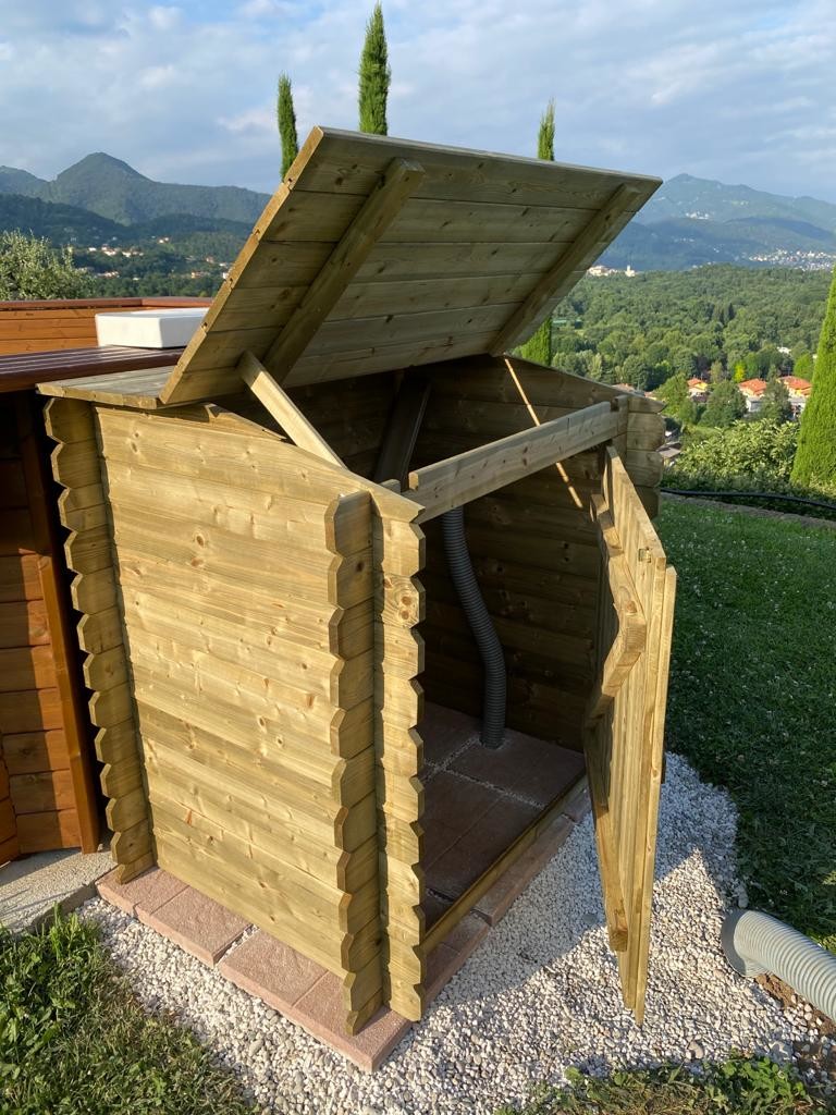 Armadio da giardino Roby posizionato a bordo piscina, con accessori e attrezzi ordinatamente riposti