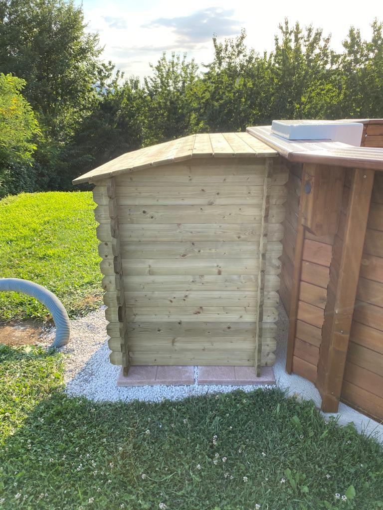 Armadio da esterno Roby di colore neutro, con coperchio superiore e anta frontale aperti, che mostra lo spazio interno per accessori piscina.