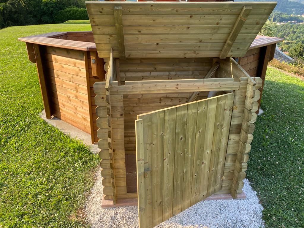 Armadio da esterno Roby di colore neutro, con coperchio superiore e anta frontale aperti, che mostra lo spazio interno per accessori piscina