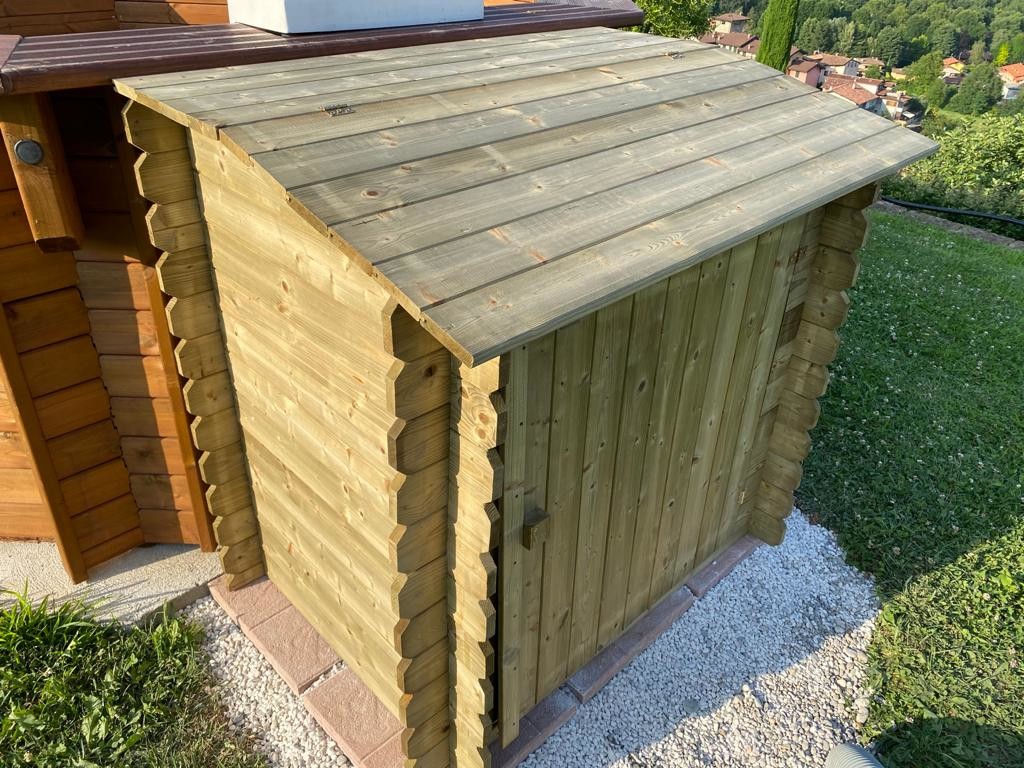 Armadio da esterno Roby di colore neutro, con coperchio superiore e anta frontale aperti, che mostra lo spazio interno per accessori piscina.