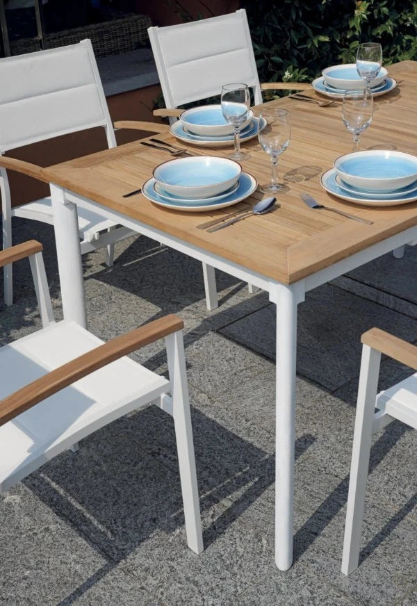 Sedia in Alluminio Bianca con braccioli in Teak e seduta in Textilene imbottito avorio, impilabile per esterni, abbinata con tavolo bicolore