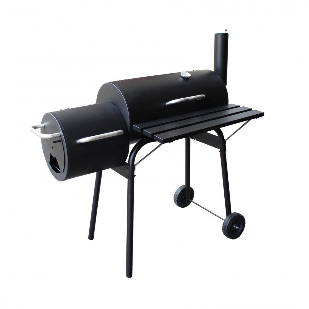 Vista frontale isolata del barbecue a carbonella Kentucky in acciaio nero con affumicatore laterale e ripiano frontale su sfondo bianco.