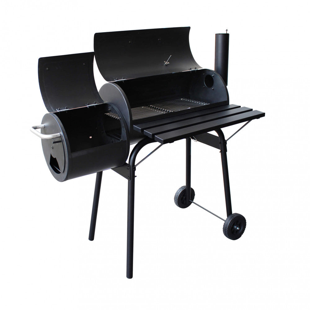 Vista angolare del barbecue Kentucky con coperchio dell'affumicatore laterale aperto e coperchio principale aperto su sfondo bianco.