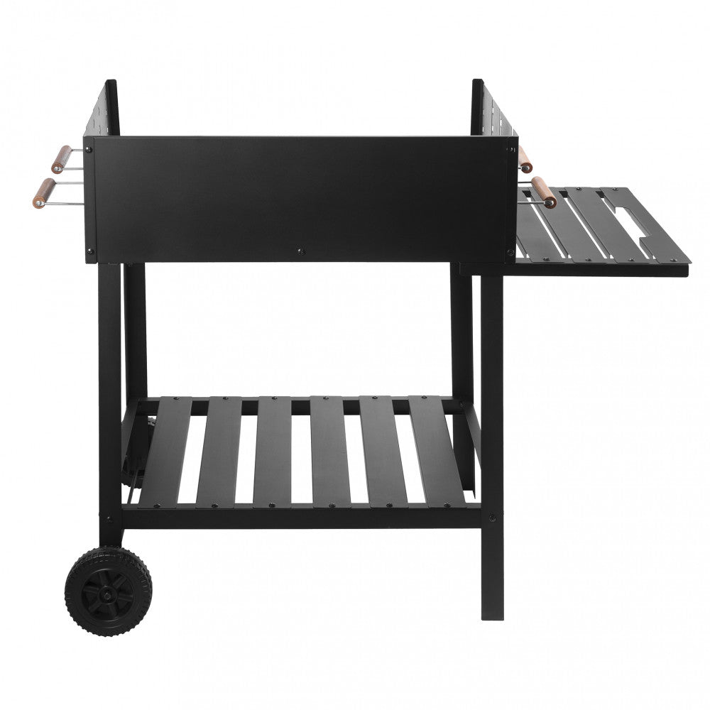 Vista posteriore del barbecue a carbonella in metallo nero su sfondo bianco, evidenziando la struttura robusta e il ripiano inferiore a doghe.