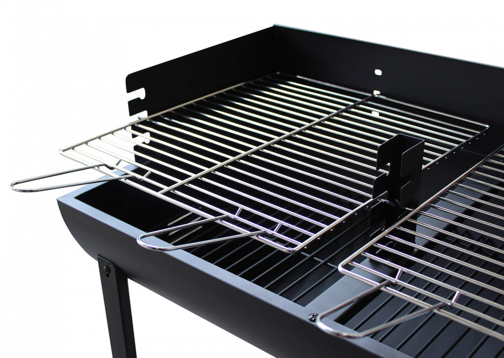 Dettaglio ravvicinato delle doppie griglie in acciaio e del supporto centrale del barbecue Wisconsin.