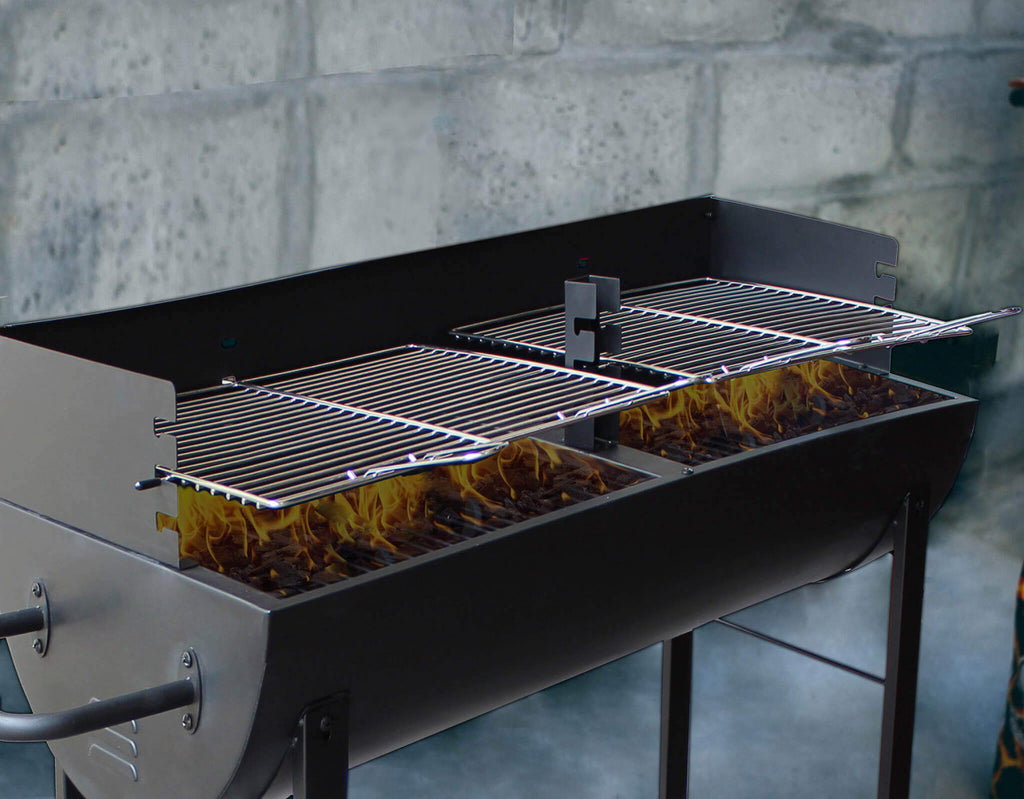 Suggestiva immagine del barbecue Wisconsin con fiamme vive e carbone ardente all'interno della scocca.