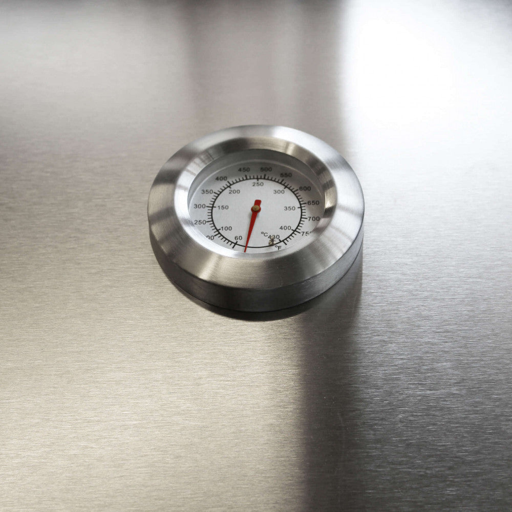 Pannello di controllo con manopole e bruciatori accesi del Barbecue a Gas Davis by Albert