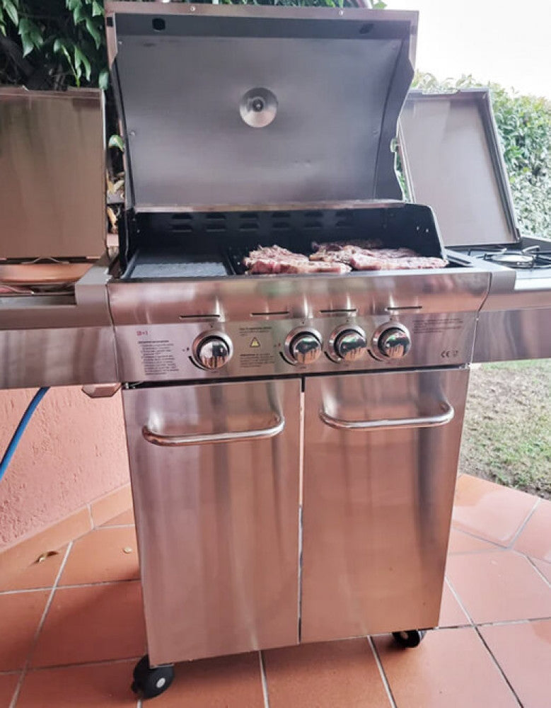 Barbecue a Gas Texas 3+1 Fuochi by Albert in acciaio inox ambientato su un balcone moderno