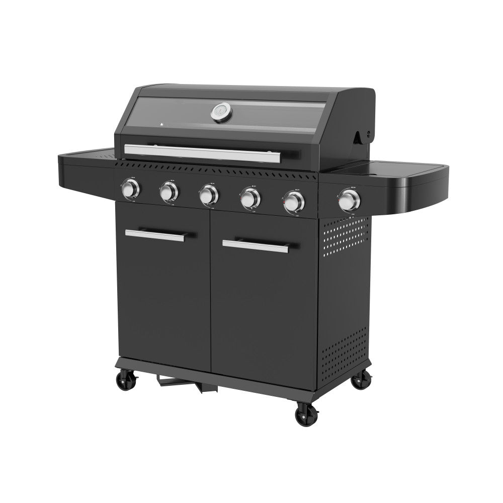 Prospettiva angolare del barbecue a gas Maine su sfondo bianco, mostrando la robusta struttura in metallo e le ruote pivotanti.