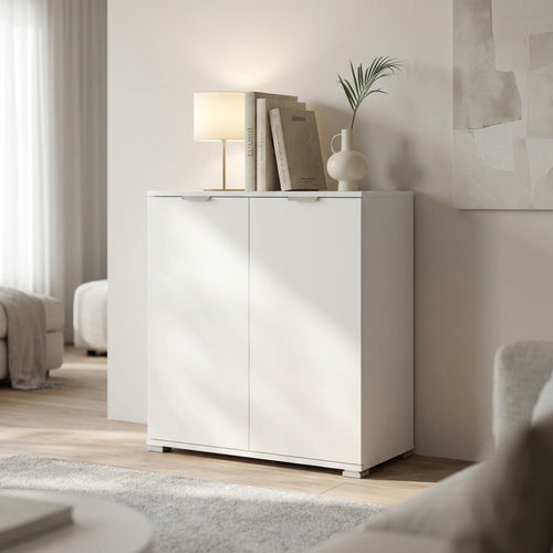 Dettaglio del mobile contenitore bianco con lampada da tavolo e libri, illuminato da luce naturale.