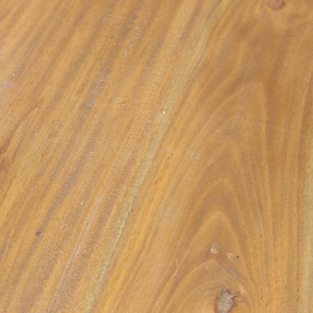 Dettaglio ravvicinato della superficie in legno massello del baule Carlyle, evidenziando i nodi e le calde sfumature marroni.