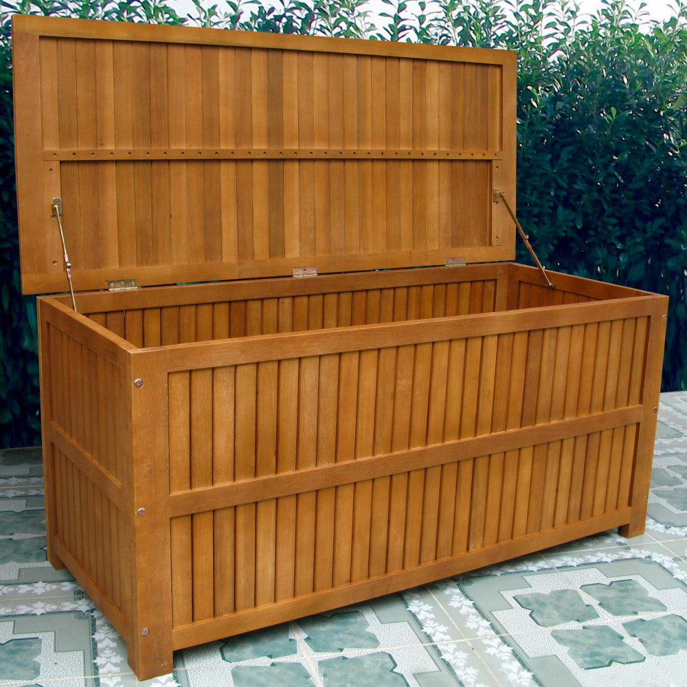 Il baule da esterno aperto, mostrando l'ampio spazio interno per il contenimento di oggetti