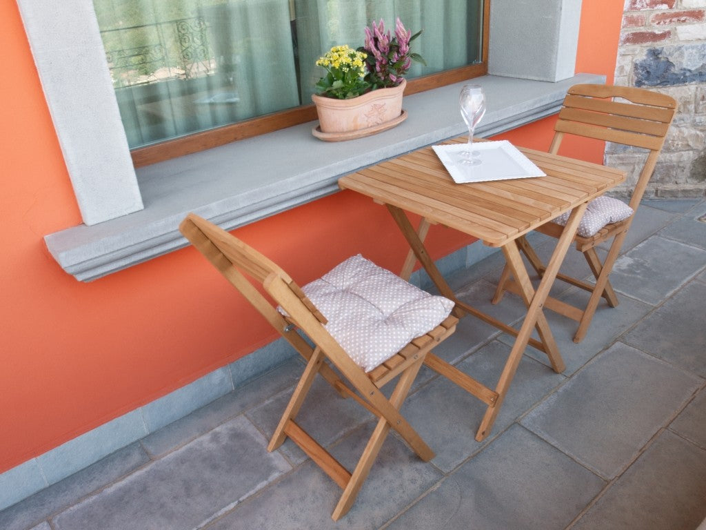 Set bistrot Losa Esterni da vivere Bistrot Cannes in legno di carpino naturale con tavolo e due sedie pieghevoli
