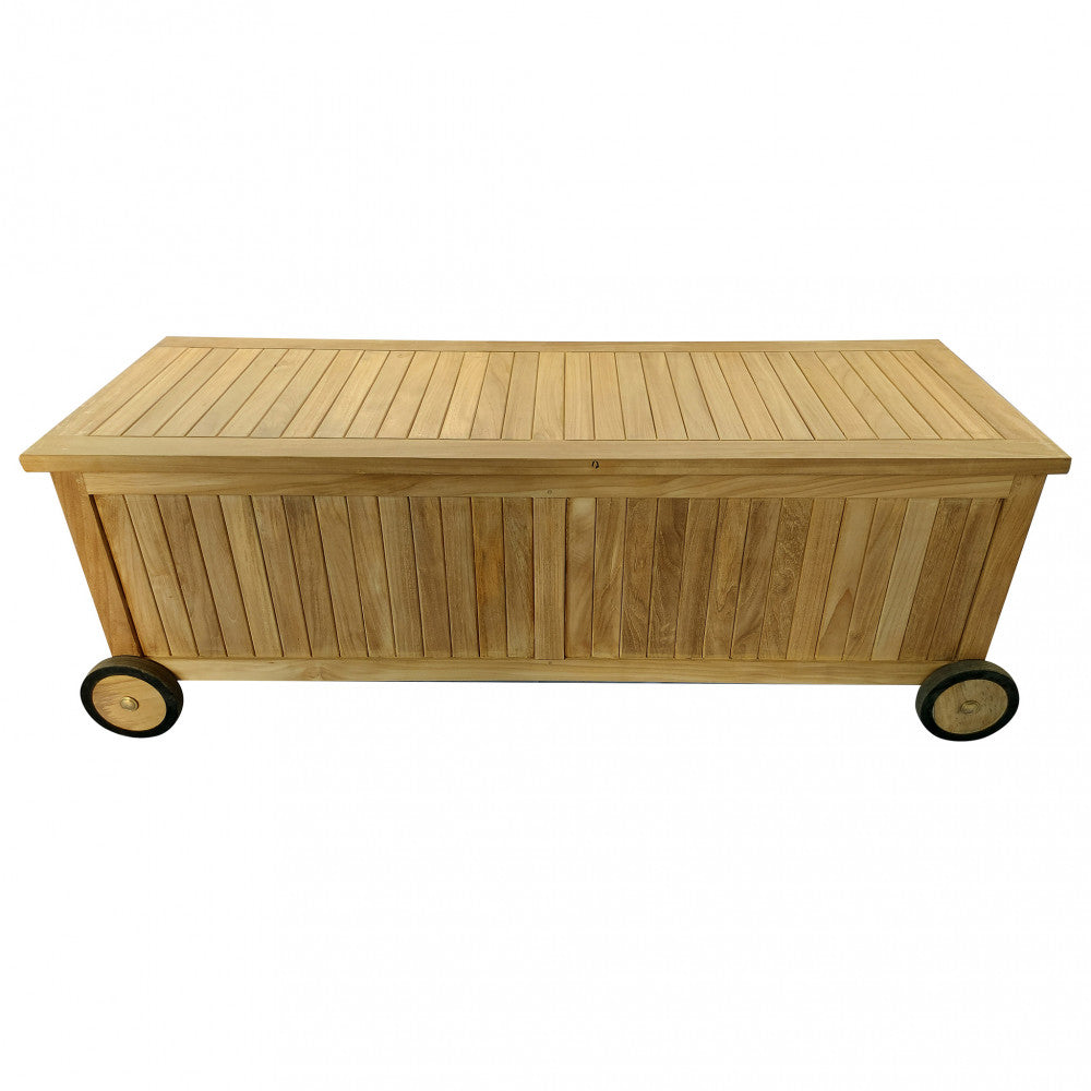 Vista frontale del contenitore BOX NAGOYA in teak marrone chiaro con ruote, su sfondo bianco.