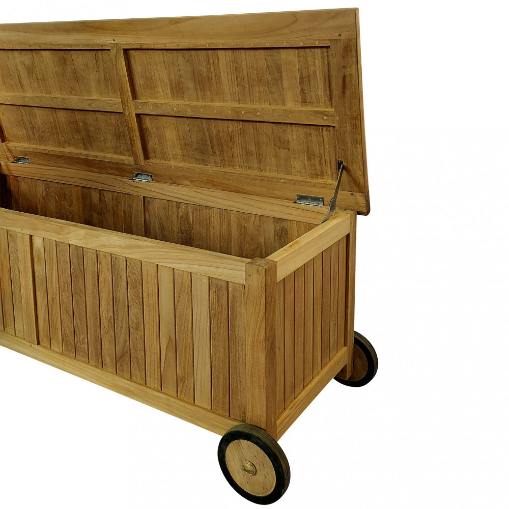Dettaglio angolare del contenitore BOX NAGOYA aperto, che mostra l'ampio spazio interno in teak.