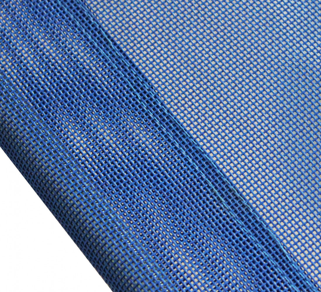 Dettaglio macro della trama intrecciata in textilene blu, che evidenzia la resistenza e la traspirabilità del materiale.