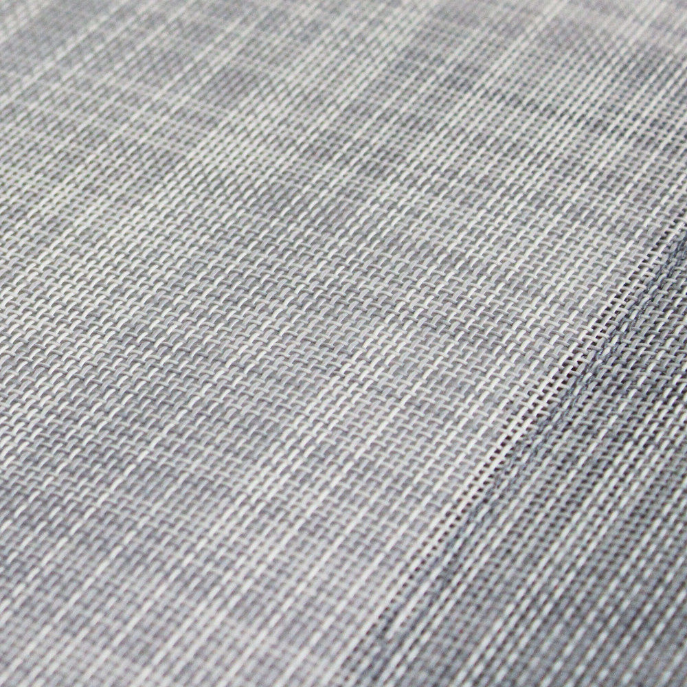 Dettaglio ravvicinato della trama in textilene grigio, che evidenzia la resistenza e la traspirabilità del materiale.
