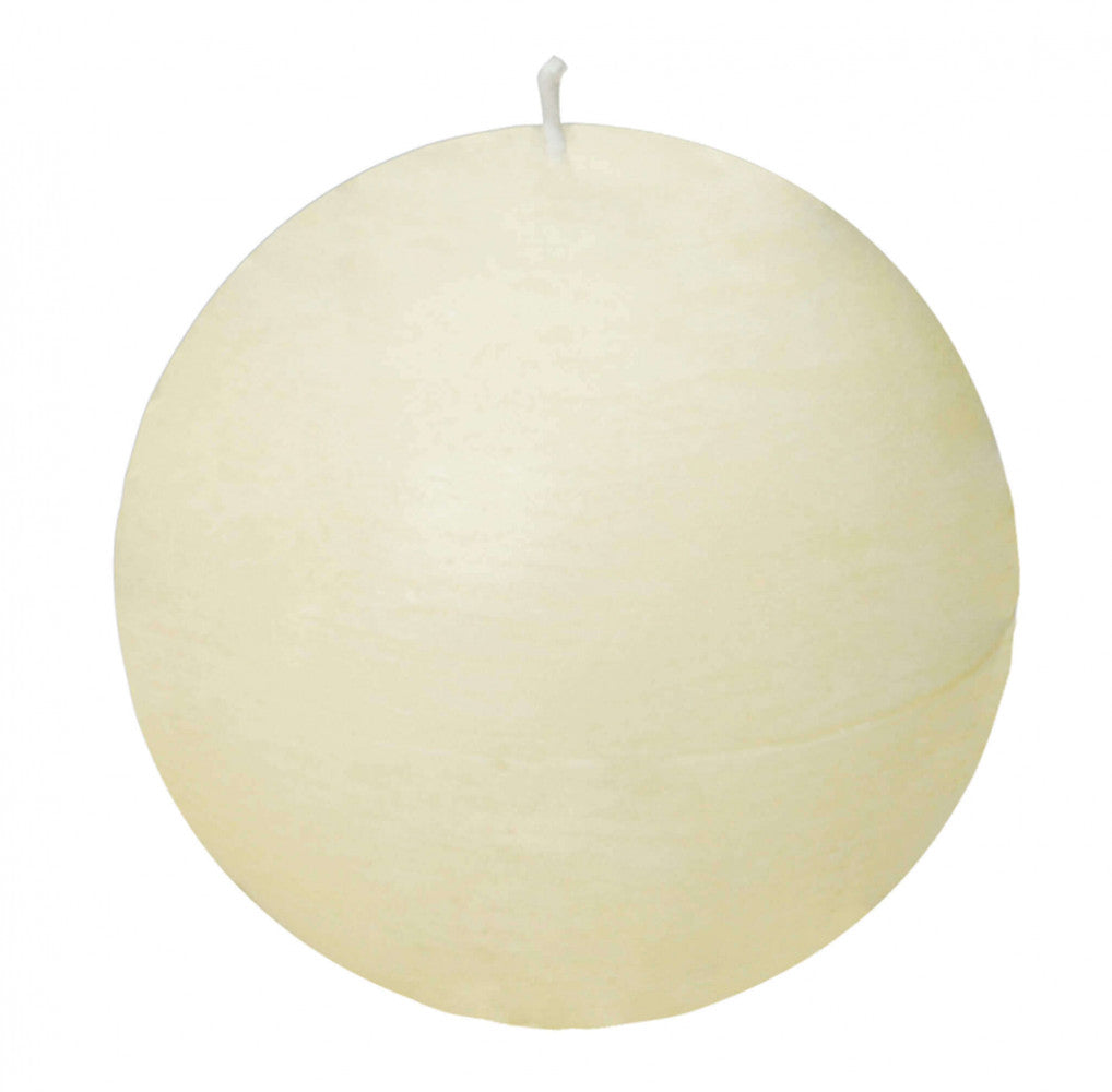 Candela sferica profumata di colore avorio con la fiamma accesa, posizionata in un ambiente accogliente.