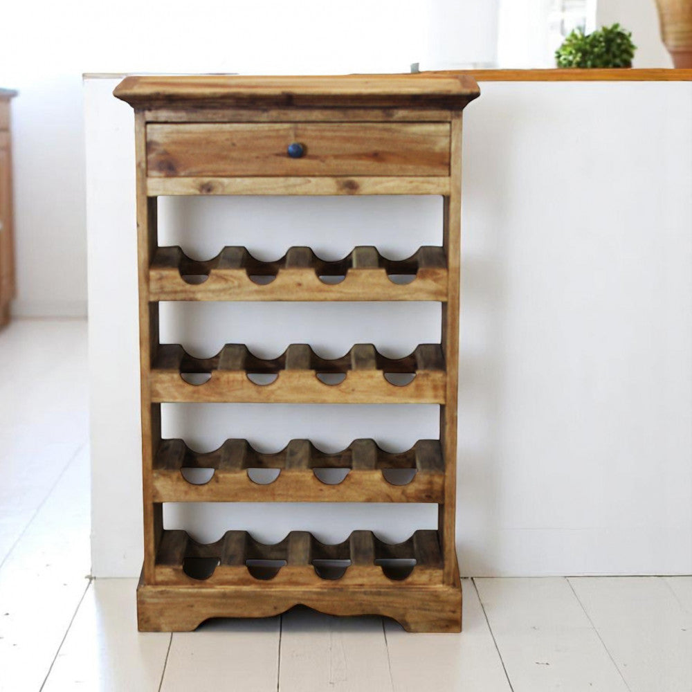 Cantinetta Abigail marrone posizionata in una cucina luminosa con pavimenti in legno bianco.