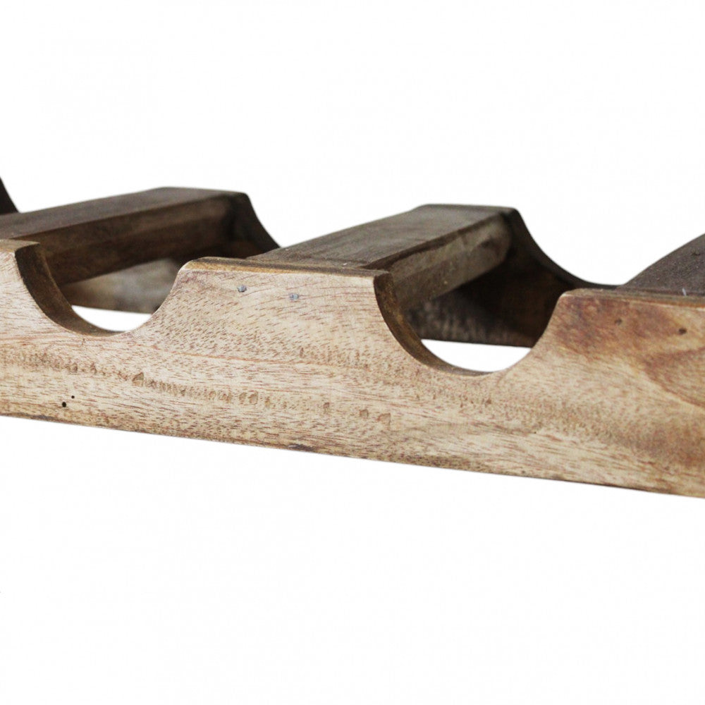 Dettaglio ravvicinato degli alloggiamenti sagomati in legno per le bottiglie di vino.