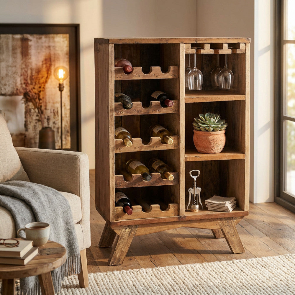 Cantinetta vini rustica in legno posizionata accanto a un divano beige con illuminazione calda.