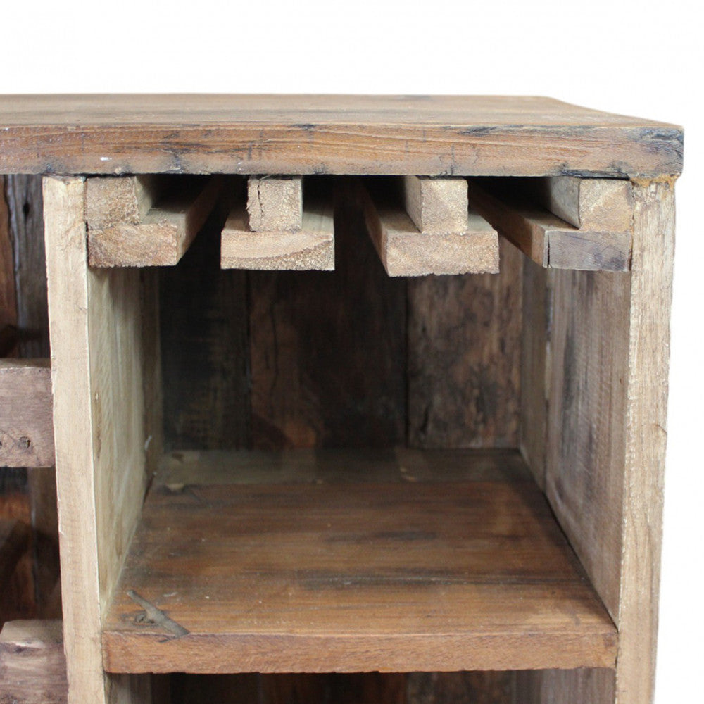 Particolare della rastrelliera superiore in legno per appendere i calici da vino.