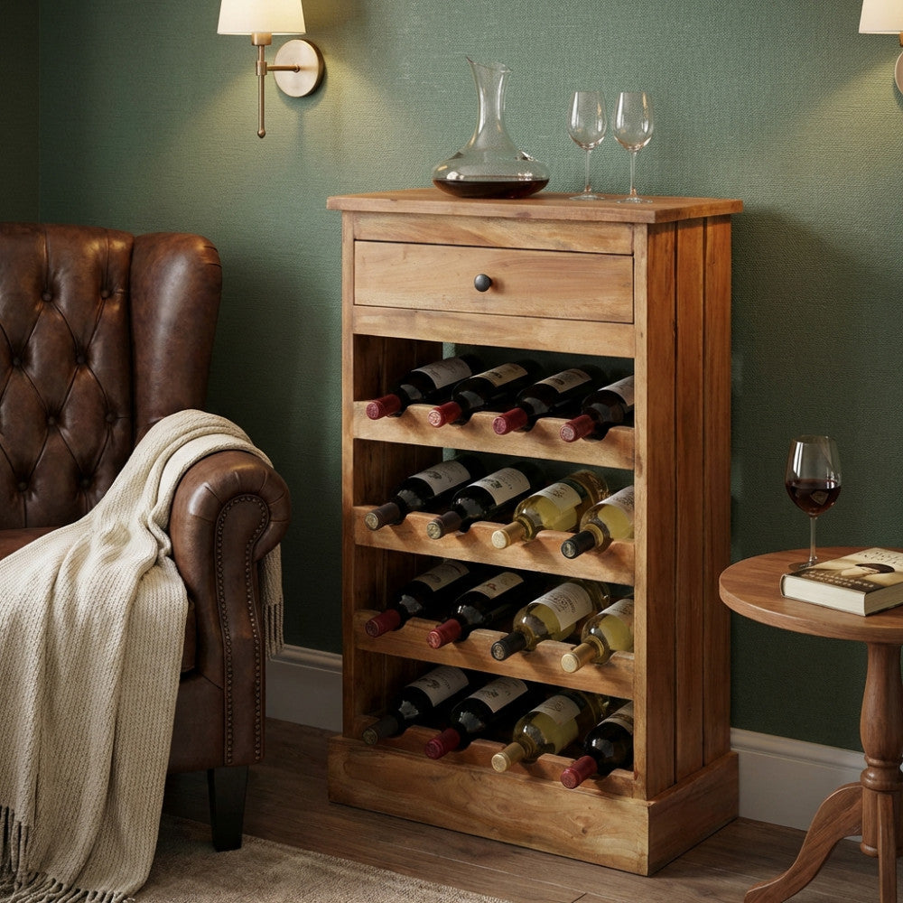 Cantinetta Beverly in legno marrone allestita con bottiglie di vino, affiancata a una poltrona in pelle in un ambiente elegante.